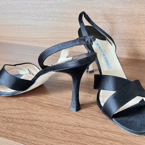 Manolo Blahnik Satin black criss-cross sandal - Picture 4 of 12